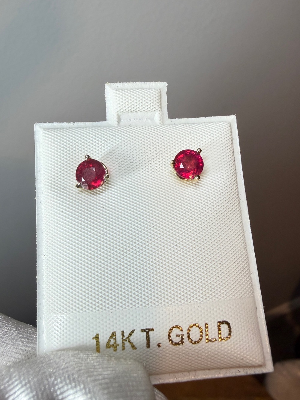 NWT 1.6ctw (5mm) round cut, faceted RUBY stud earrings in 14kt yellow gold!
